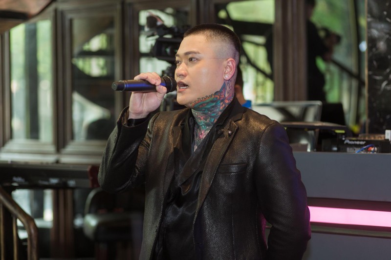 Giọng ca “Vợ tuyệt vời nhất” trải lòng: “Cuộc sống này không ai hoàn hảo cả, sở dĩ tôi vướng nhiều ồn ào bởi bản chất tôi sống rất thật. Tôi không thể xây dựng hình ảnh đẹp đẽ về mình trong khi con người tôi còn rất nhiều lỗi lầm, sai trái..."