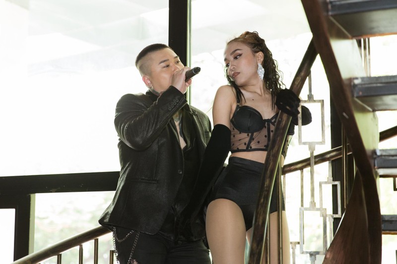 Vũ Duy Khánh tuyên bố: “Ở Việt Nam, ca sĩ nào nói chưa từng đi hát hội chợ, hát chuồng gà là ... bốc phét”.