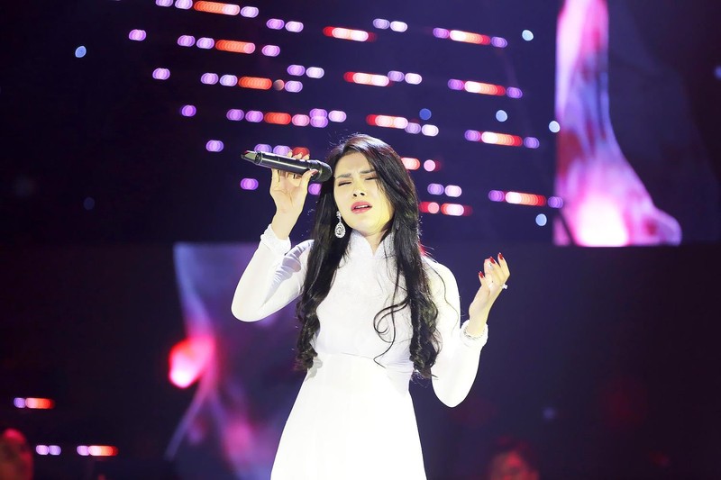 Những giọt nước mắt của Lily Chen tuôn dài như khóc cho phận nghèo của mình, khóc cho sự khinh miệt và định kiến của người đời về nghề “xướng ca vô loài”