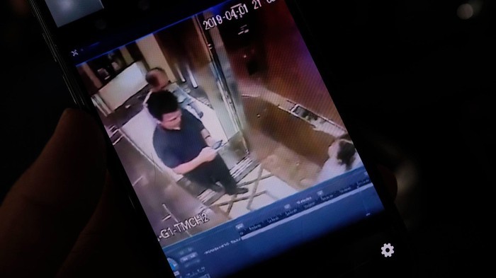 Camera an ninh ghi lại thời điểm xảy ra vụ việc vào khoảng 21 giờ ngày 1/4 nhưng đến chiều tối 2/4 thì được một tài khoản đưa lên trang facebook công khai, khiến cộng đồng mạng phẫn nộ Camera an ninh ghi lại thời điểm xảy ra vụ việc vào khoảng 21 giờ ngày 1/4 nhưng đến chiều tối 2/4 thì được một tài khoản đưa lên trang facebook công khai, khiến cộng đồng mạng phẫn nộ