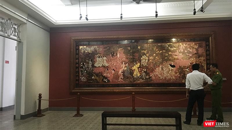 Bức tranh cực lớn của danh họa Nguyễn Gia Trí được bảo vệ khá kỹ lưỡng, tuy nhiên, phòng trưng bày sơ sài, điều kiện chăm sóc tối thiểu khiến tranh xuống cấp nhanh và không làm bật lên được giá trị của bảo vật này - Ảnh chụp trước khi tác phẩm được "vệ sinh" Bức tranh cực lớn của danh họa Nguyễn Gia Trí được bảo vệ khá kỹ lưỡng, tuy nhiên, phòng trưng bày sơ sài, điều kiện chăm sóc tối thiểu khiến tranh xuống cấp nhanh và không làm bật lên được giá trị của bảo vật này - Ảnh chụp trước khi tác phẩm được "vệ sinh"