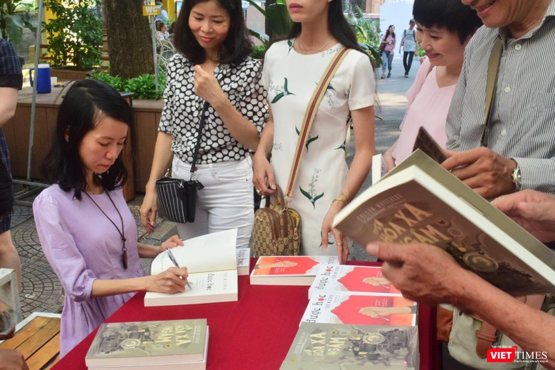 Rât đông độc giả đã tới cuộc giao lưu để có được chữ ký của dịch giả Nguyễn Bích Lan lên cuốn sách mới
