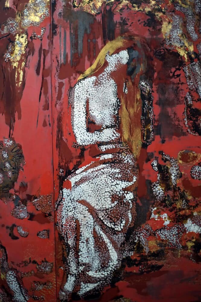 Góc chụp cận cô gái tao nhã trong tranh danh họa