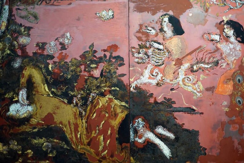 Rất nhiều phần dát vàng tinh tế trên bức tranh khổ cực lớn, hình họa trừu tượng được thực hiện với kỹ thuật bậc thầy