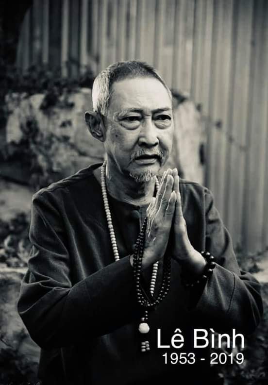 Rất nhiều bạn bè nghệ sĩ, diễn viên, đặc biệt là các diễn viên trẻ đã vào thăm ông trong những tháng ngày cuối cùng chống chọi với căn bệnh ung thư của nghệ sĩ Lê Bình trong bệnh viện 175