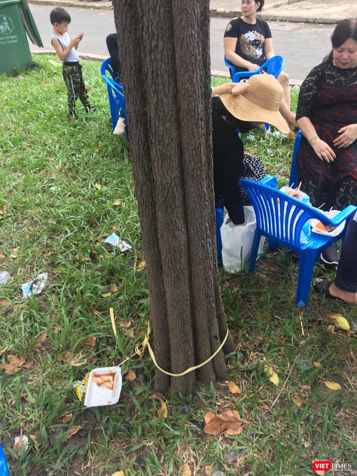 Người tham dự lễ hội hoa lan dịp 30/4 và 1/5 phải nghỉ chân chung với rác, dù thùng rác ở rất gần