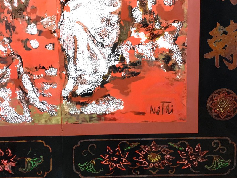 Góc tranh có chữ ký sau khi bị làm hỏng đã bay mất hết vàng, phần màu sắc trở nên thô kệch, đối lập, nhiều màu bị trơ