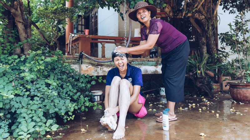 Bất ngờ lộ ảnh mẹ tắm cho hoa hậu H’Hen Niê