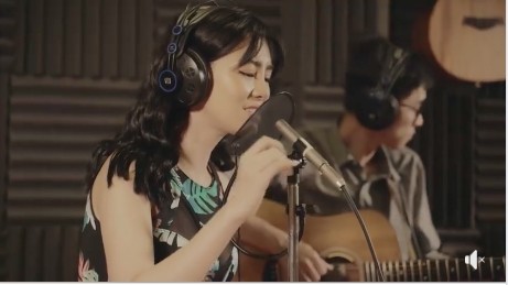 Bùi Lan Hương viết lại và trình bày hai ca khúc gây dư luận trái chiều (Ảnh cắt từ clip) 