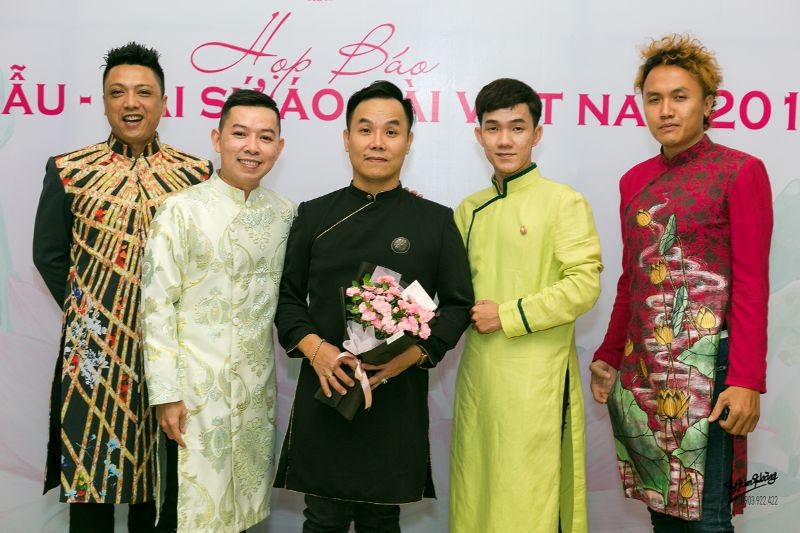 Nhà thiết kế Việt Hùng (giữa) cùng với các đại sứ chương trình Nhà thiết kế Việt Hùng (giữa) cùng với các đại sứ chương trình