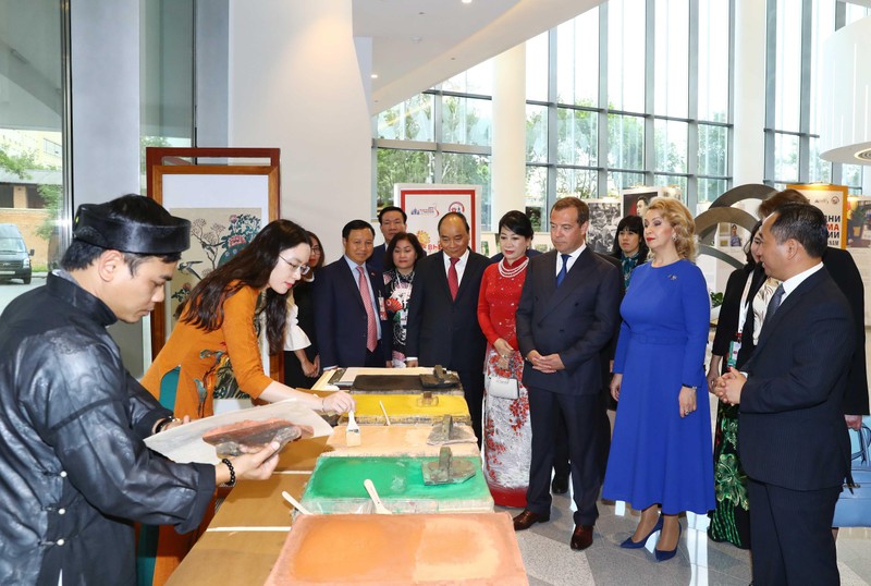 Thủ tướng Nguyễn Xuân Phúc, Thủ tướng Dmitri Medvedev cùng phu nhân thưởng lãm tranh Đông Hồ và quá trình nghệ nhân in bức tranh “Vinh hoa” (ảnh: TTXVN)