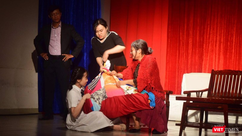 Chỉ có đứa cháu gái nhỏ là hiểu được đời sống nội tâm của bà ngoại Chỉ có đứa cháu gái nhỏ là hiểu được đời sống nội tâm của bà ngoại