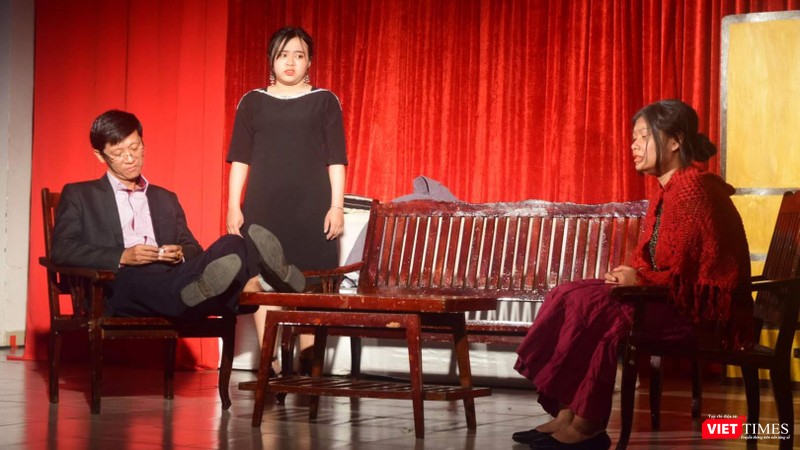 Vở diễn lên án thói tham lam, mê mải chạy theo những giá trị vật chất Vở diễn lên án thói tham lam, mê mải chạy theo những giá trị vật chất