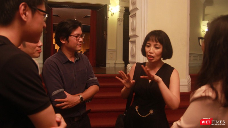 Nghệ sĩ Bích Trà trò chuyện về chuyên môn với các đồng nghiệp trẻ sau đêm diễn Nghệ sĩ Bích Trà trò chuyện về chuyên môn với các đồng nghiệp trẻ sau đêm diễn