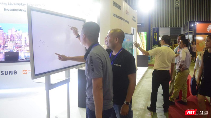 Rất nhiều đơn vị mang công nghệ tới cho khách hàng trải nghiệm tại triển lãm Rất nhiều đơn vị mang công nghệ tới cho khách hàng trải nghiệm tại triển lãm