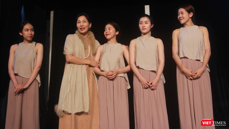 Biên đạo Yoo Oh Chun giới thiệu 3 diễn viên vào vai nàng Kiều tại buổi tập chiều nay 10/6. Từ bên phải ảnh qua: Trần Hoàng Yến, Nguyễn Thu Trang, Phan Tiểu Ly Biên đạo Yoo Oh Chun giới thiệu 3 diễn viên vào vai nàng Kiều tại buổi tập chiều 10/6. Từ bên phải ảnh qua: