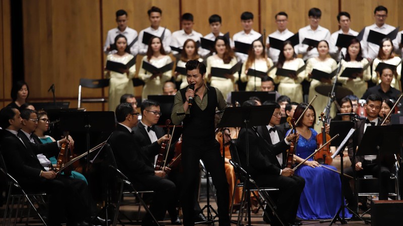 Ca sĩ Đào Mác trong vai Dế mèn