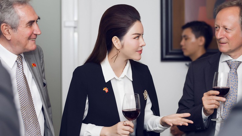 Lý Nhã Kỳ đẹp lộng lẫy đón tiếp phái đoàn ngoại giao châu Âu