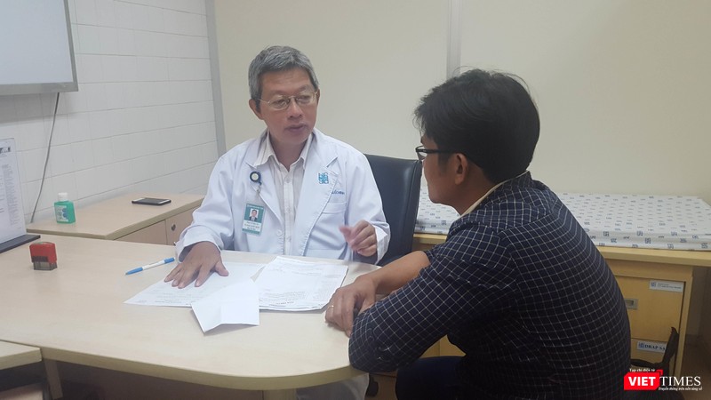 Bác sĩ của BV Đại học Y Dược tư vấn cho bệnh nhân sau khi tầm soát phát hiện sớm