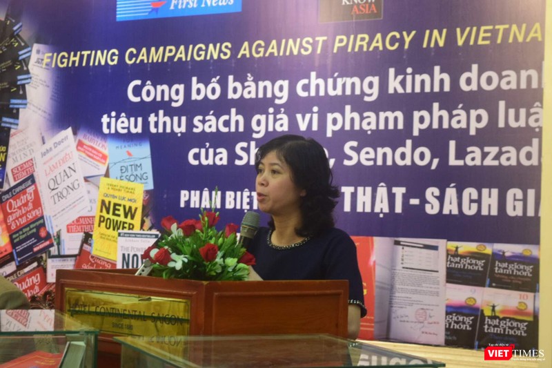 Bà Phạm Thị Hóa, Phó TGĐ công ty Phát hành sách Fahasa kêu gọi ủng hộ hàng thật