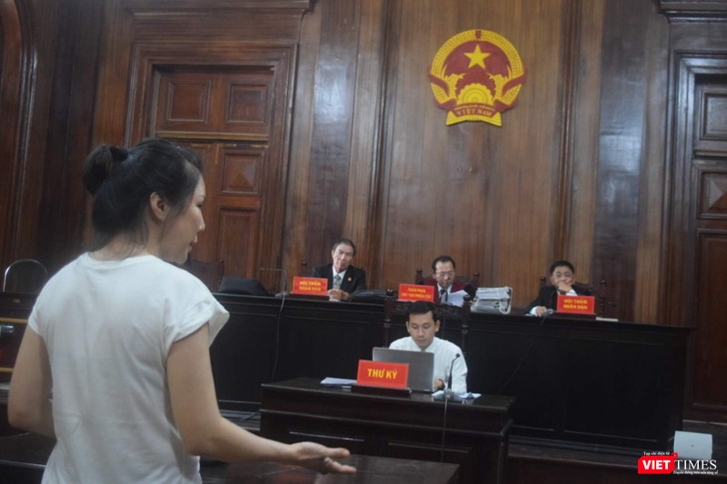 Bị cáo Vũ Thụy Hồng Ngọc trước HĐXX sáng 26/6