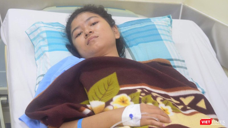 Nữ bệnh nhân 19 tuổi cho biết cô rất phục các bác sĩ Việt Nam 