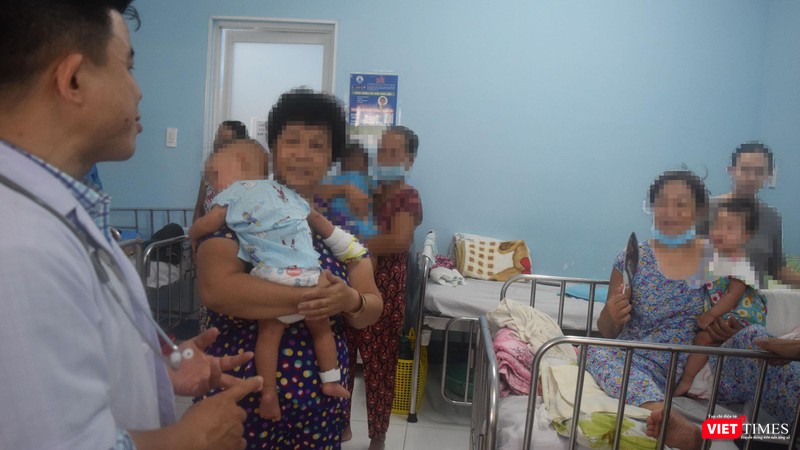 Bác sĩ Dư Tuấn Quy giải đáp nhiều thắc mắc của gia đình bệnh nhi 