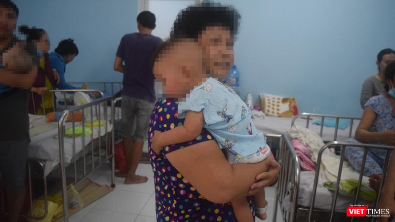 Người nhà bệnh nhi lo lắng vì phòng bệnh chật cứng bệnh nhân Sởi