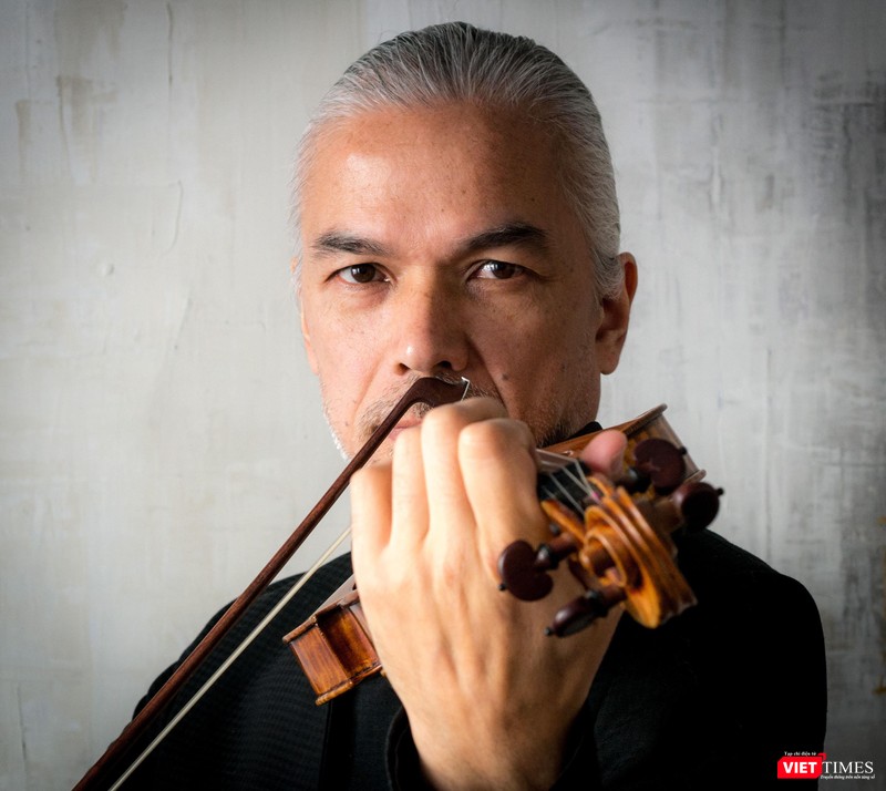 Nghệ sĩ violin hiện đang sống ở châu Âu, phân chia thời gian biểu diễn và giảng dạy giữa Pháp và Đan Mạch. Nghệ sĩ violin hiện đang sống ở châu Âu, phân chia thời gian biểu diễn và giảng dạy giữa Pháp và Đan Mạch.