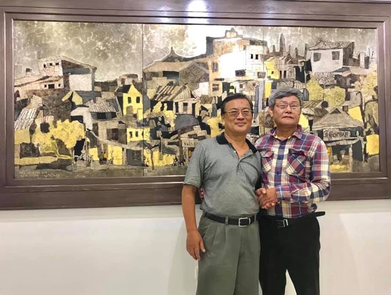 Nhà sưu tập Trương Nhuận và họa sĩ Văn Chiến bên tác phẩm của ông tại triển lãm Nhà sưu tập Trương Nhuận và họa sĩ Văn Chiến bên tác phẩm của ông tại triển lãm