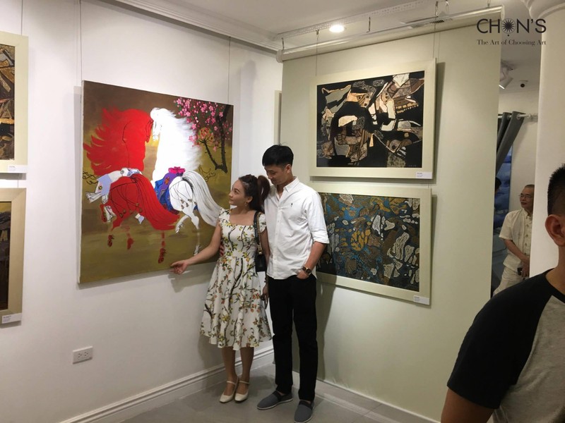 Công chúng chiêm ngưỡng các tác phẩm được trưng bày Công chúng chiêm ngưỡng các tác phẩm được trưng bày