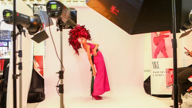 Muôn kiểu tạo dáng kỳ quặc cực “khó đỡ” của thí sinh Top Model online