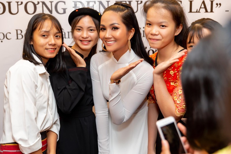 Hoa hậu H’ Hen Niê được tặng vĩnh viễn vương miện tiền tỷ ảnh 12 Hoa hậu H’ Hen Niê vừa đầu trọc đã lại tóc dài