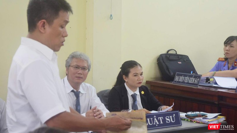 Họa sĩ Lê Linh trình bày về các phác thảo bằng tay được coi là chứng cứ bản quyền. Bên cạnh là luật sư Phạm Vũ Khánh Toàn và luật sư Trương Thị Thu Hồng