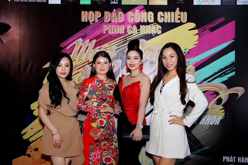 Nhiều bạn bè văn nghệ đến chúc mừng Aki Khoa