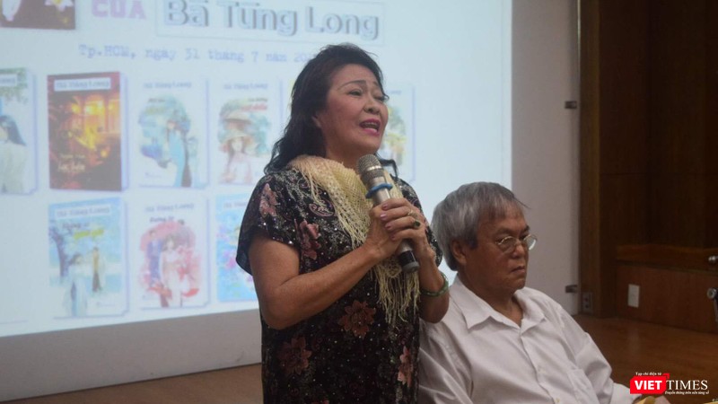 Nhà thơ Lê Thị Kim chúc mừng nhà văn Nguyễn Đông Thức nhân dịp ra mắt bộ sách của má - cây bút nữ mà đông đảo độc giả mến mộ