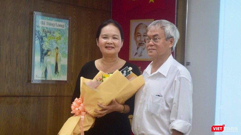 Nhà văn Bích Ngân tặng hoa chúc mùng nhà văn Nguyễn Đông Thức và xúc động kể những ấn tượng về văn chương của Bà Tùng Long