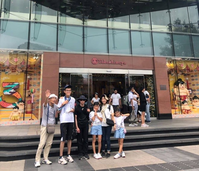 Cụ Oki và con cháu khám phá TP.HCM (Ảnh: NVCC) Cụ Oki và con cháu khám phá TP.HCM (Ảnh: NVCC)