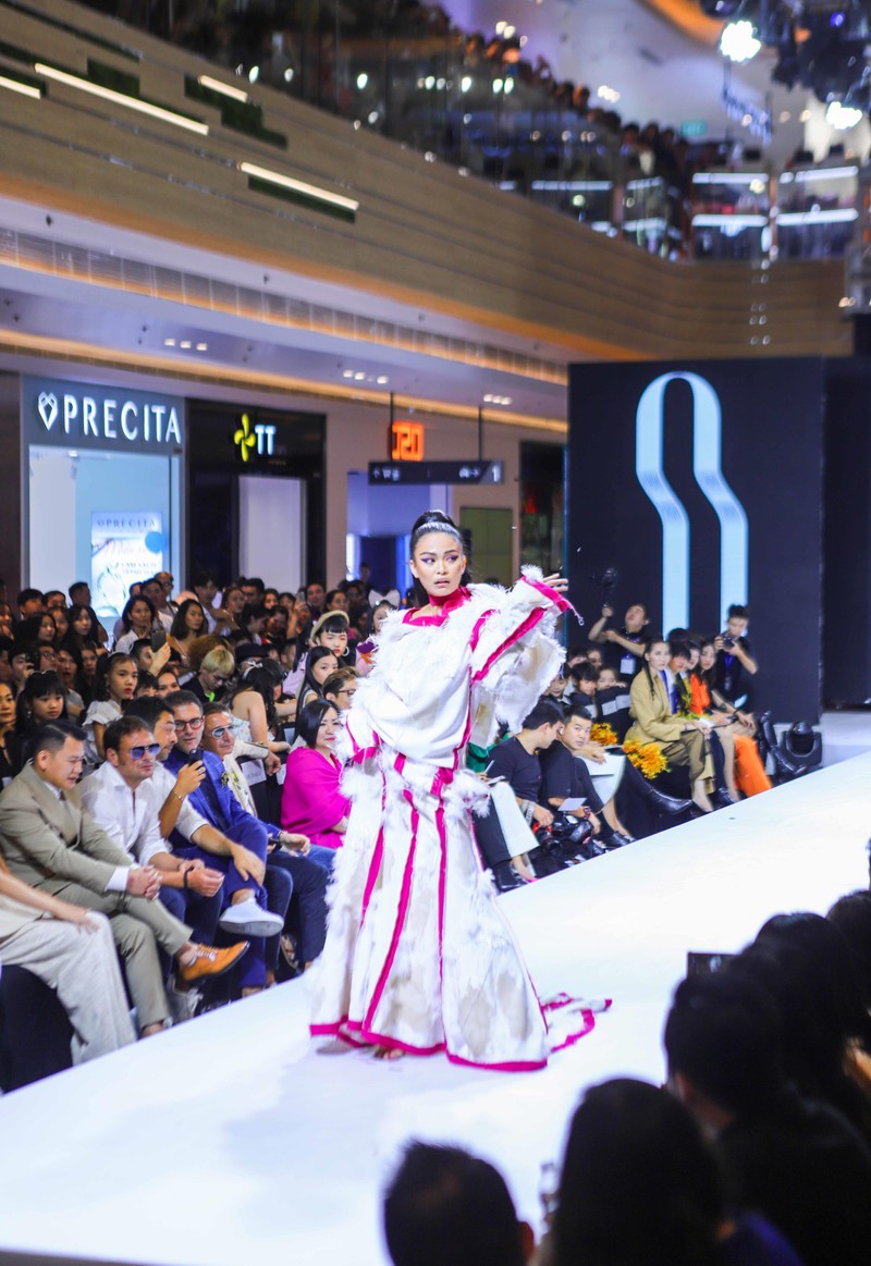 Mâu Thủy xuất hiện lộng lẫy Mâu Thủy xuất hiện lộng lẫy