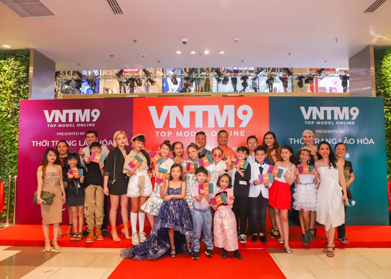 Người mẫu Thúy Hạnh và dàn mẫu nhí Người mẫu Thúy Hạnh và dàn mẫu nhí