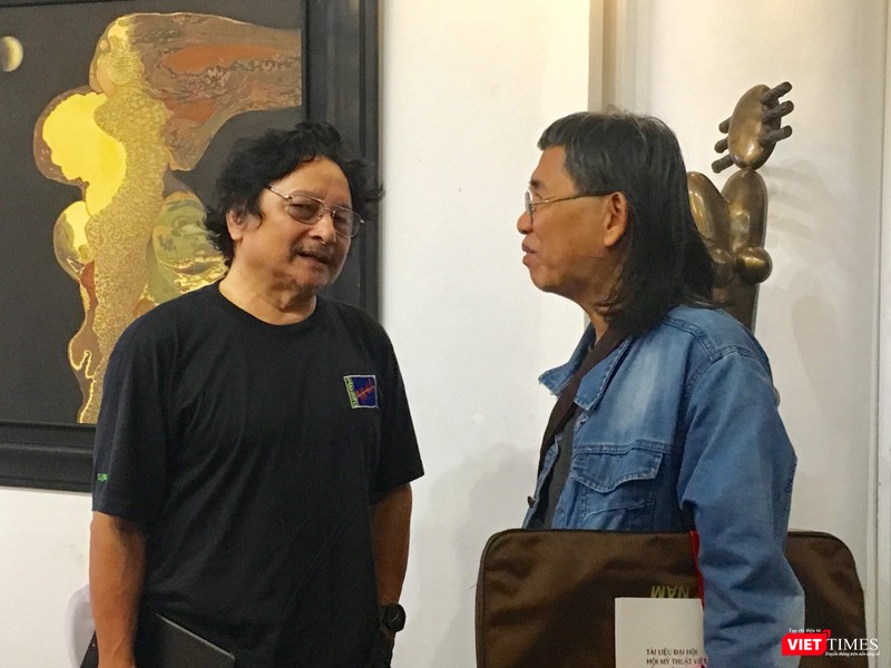 Họa sĩ Vân Thuyết (bên phải ảnh) đoạt Giải B cùng nhiều họa sĩ có mặt tại buổi khai mạc triển lãm Họa sĩ Vân Thuyết (bên phải ảnh) đoạt Giải B cùng nhiều họa sĩ có mặt tại buổi khai mạc triển lãm