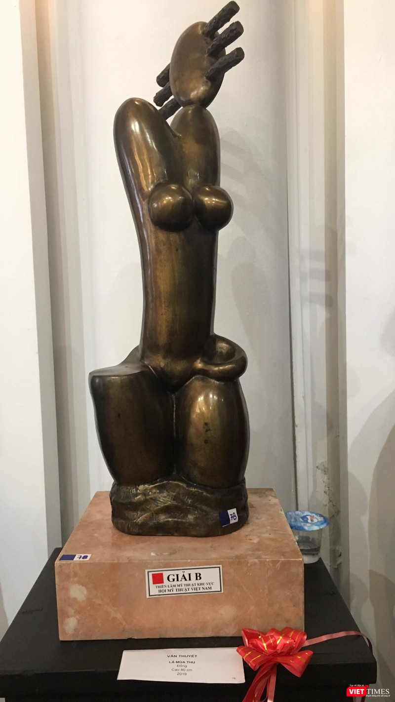 Tượng đồng "Lá mùa thu" của họa sĩ - điêu khắc gia Vân Thuyết đoạt Giải B Tượng đồng