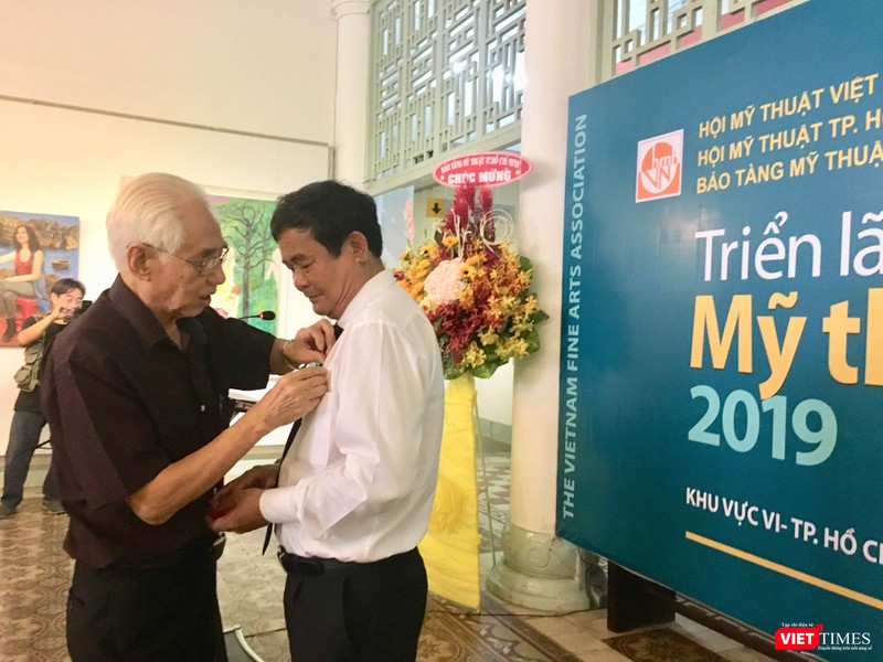 Họa sĩ Trần Khánh Chương (bên trái) - Chủ tịch Hội Mỹ thuật Việt Nam có mặt khai mạc triển lãm Họa sĩ Trần Khánh Chương (bên trái) - Chủ tịch Hội Mỹ thuật Việt Nam