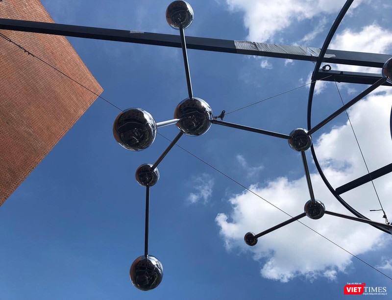 Dự án được thực hiện với sự hợp tác hỗ trợ về phần hóa học của nhà hóa học, tiến sĩ Đào Thanh Hải, Đại học Princeton, Hoa Kỳ