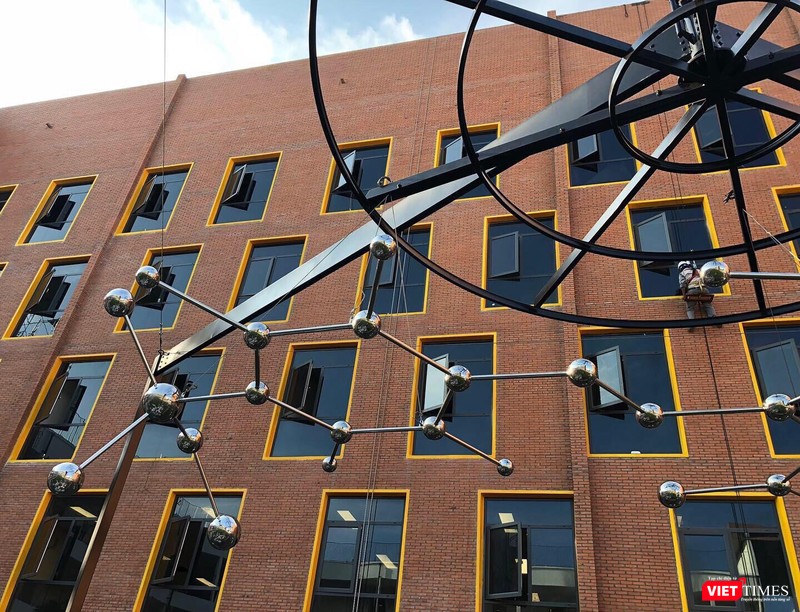 “Riêng tác phẩm điêu khắc công cộng được thực hiện với cố vấn kết cấu từ kiến trúc sư Hồ Đình Chiêu, Công ty The Five & Partners”, Ly Hoàng Ly chia sẻ.