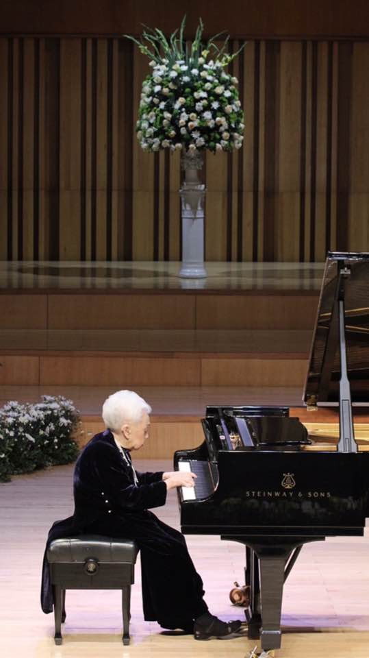 Bà Thái Thị Liên biểu diễn piano trong đêm nhạc 