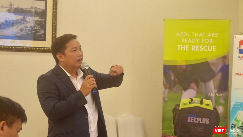 Đại diện một đơn vị nói về các thiết bị y tế thế hệ mới sẽ được trưng bày tại triển lãm