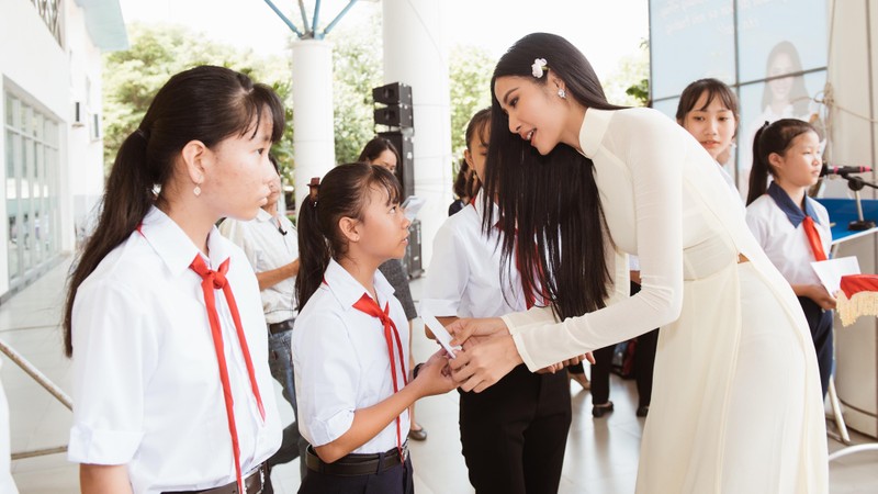 Á hậu Hoàng Thùy trao học bổng tới các em học sinh