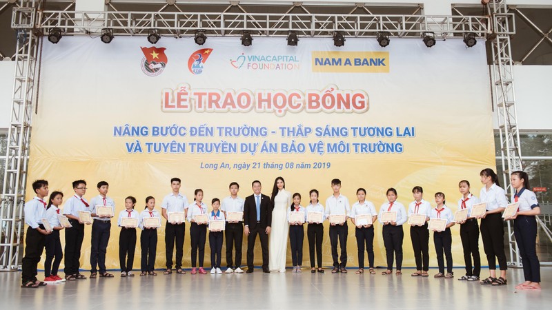 Á hậu Hoàng Thùy và các em học sinh nhận học bổng