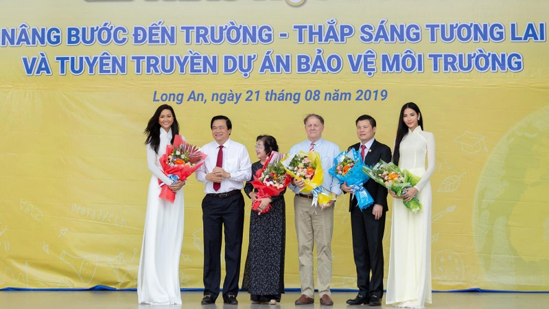 Hoa hậu H'Hen Niê và Á hậu Hoàng Thùy cùng có mặt tại buổi lễ